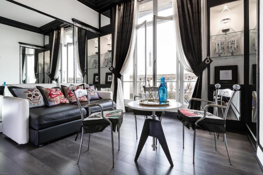 Balcony-champs Elysees Paris